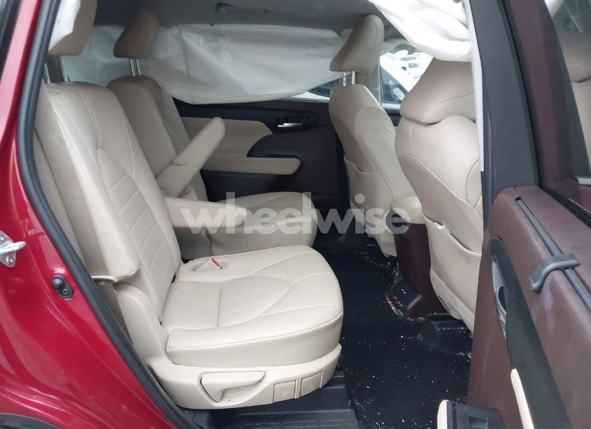 Photo 8 of 2021 Toyota Highlander XLE (VIN 5TDGZRBH3MS528372)