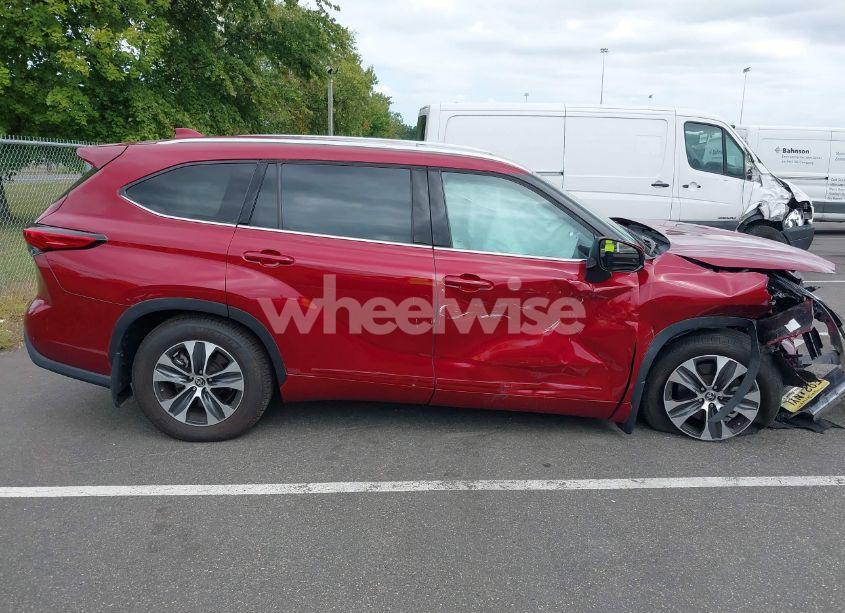 Photo 13 of 2021 Toyota Highlander XLE (VIN 5TDGZRBH3MS537427)