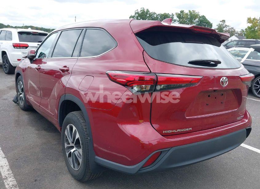 Photo 3 of 2021 Toyota Highlander XLE (VIN 5TDGZRBH3MS537427)
