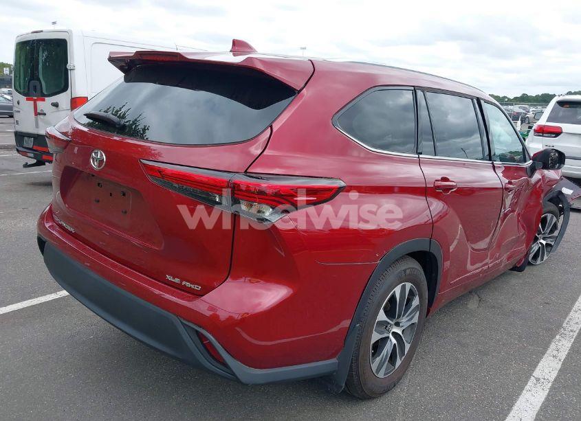 Photo 4 of 2021 Toyota Highlander XLE (VIN 5TDGZRBH3MS537427)