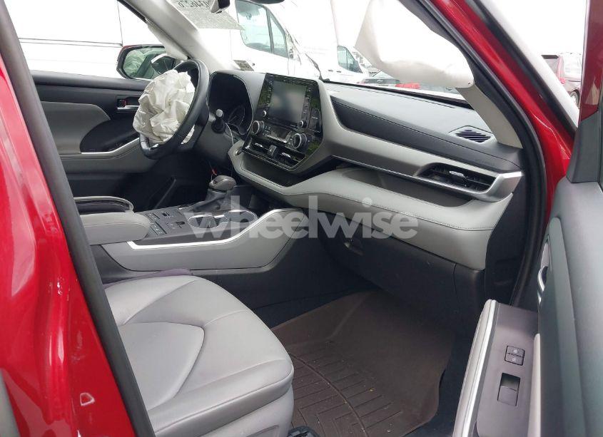 Photo 5 of 2021 Toyota Highlander XLE (VIN 5TDGZRBH3MS537427)