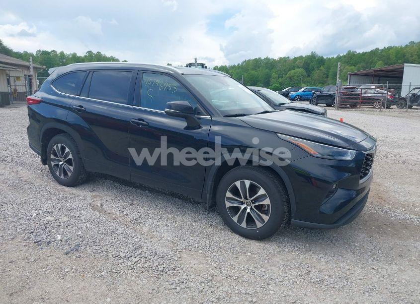 2022 Toyota Highlander XLE (VIN 5TDGZRBH3NS587245) main photo