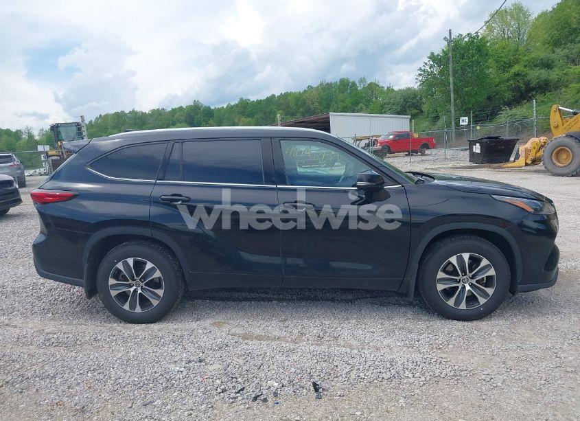 Photo 13 of 2022 Toyota Highlander XLE (VIN 5TDGZRBH3NS587245)