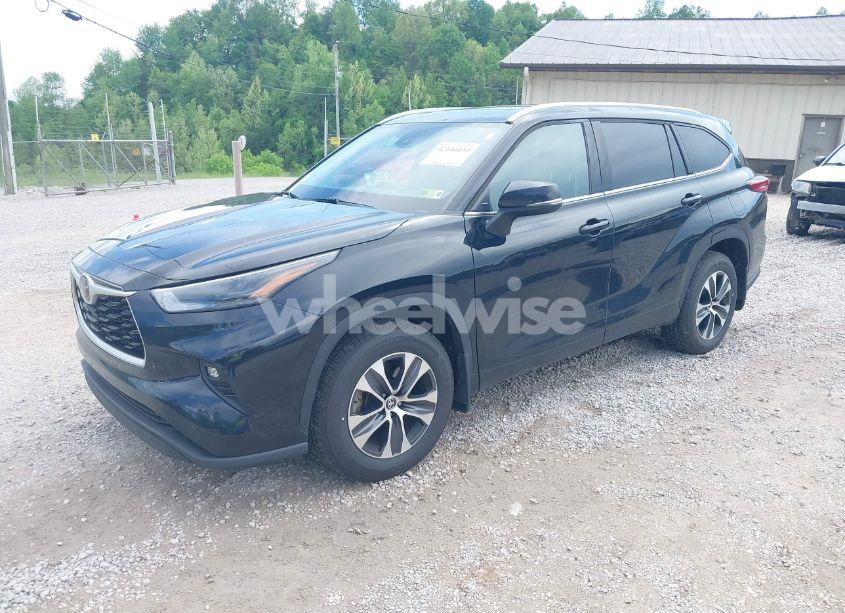 Photo 2 of 2022 Toyota Highlander XLE (VIN 5TDGZRBH3NS587245)