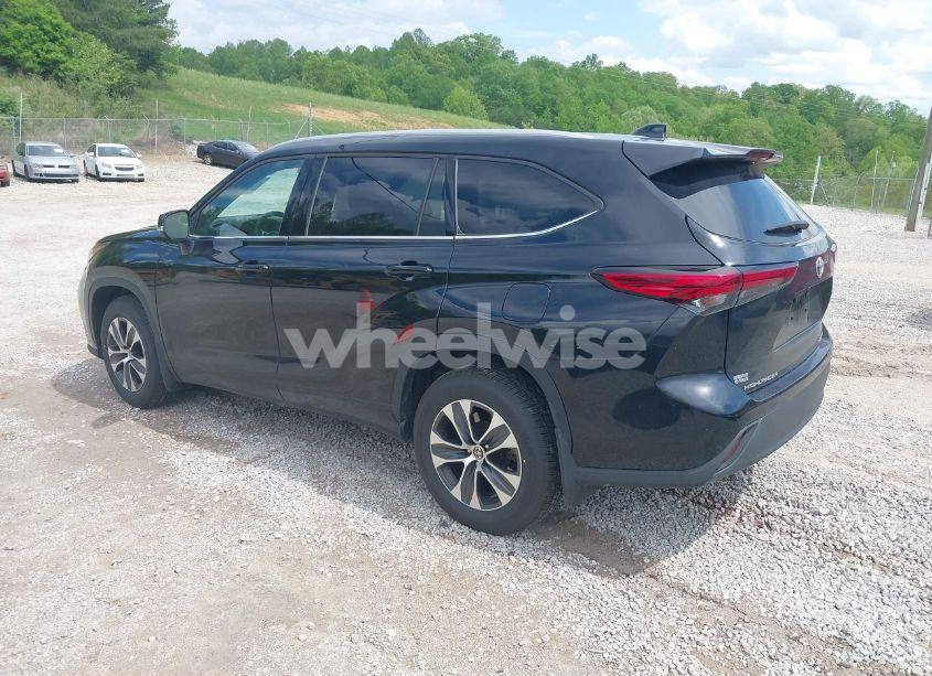 Photo 3 of 2022 Toyota Highlander XLE (VIN 5TDGZRBH3NS587245)