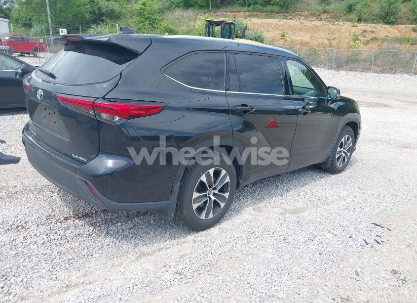 Photo 4 of 2022 Toyota Highlander XLE (VIN 5TDGZRBH3NS587245)