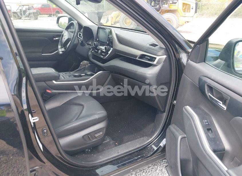 Photo 5 of 2022 Toyota Highlander XLE (VIN 5TDGZRBH3NS587245)