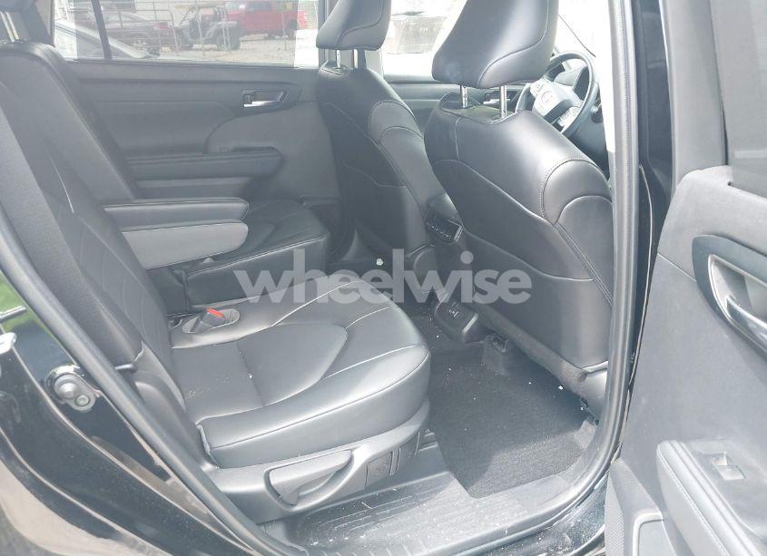 Photo 8 of 2022 Toyota Highlander XLE (VIN 5TDGZRBH3NS587245)