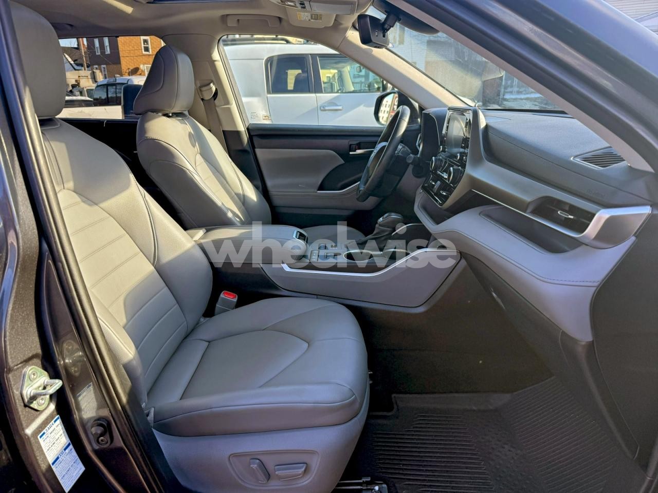 Photo 5 of 2020 TOYOTA HIGHLANDER XLE (VIN 5TDGZRBH4LS048405)