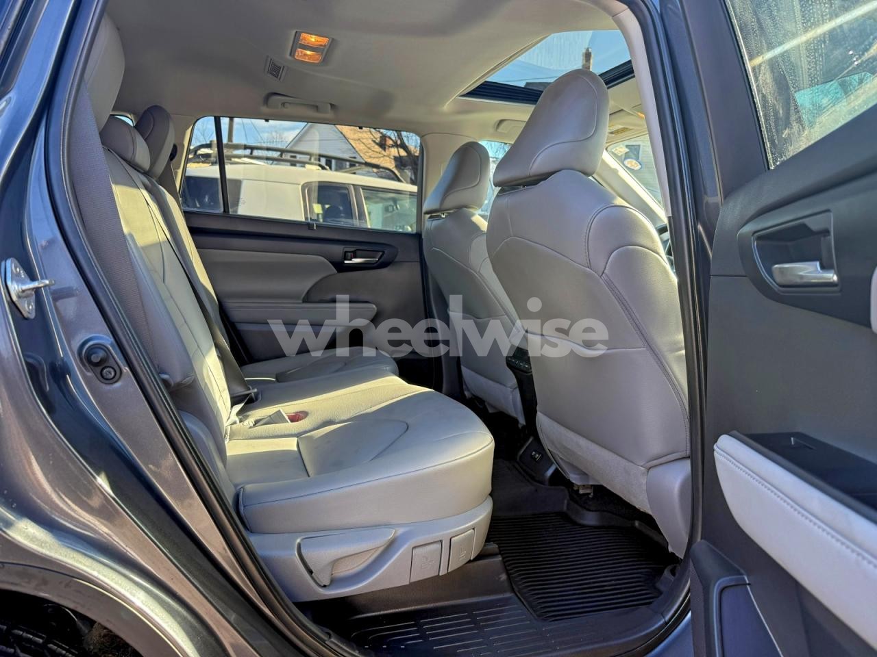 Photo 6 of 2020 TOYOTA HIGHLANDER XLE (VIN 5TDGZRBH4LS048405)