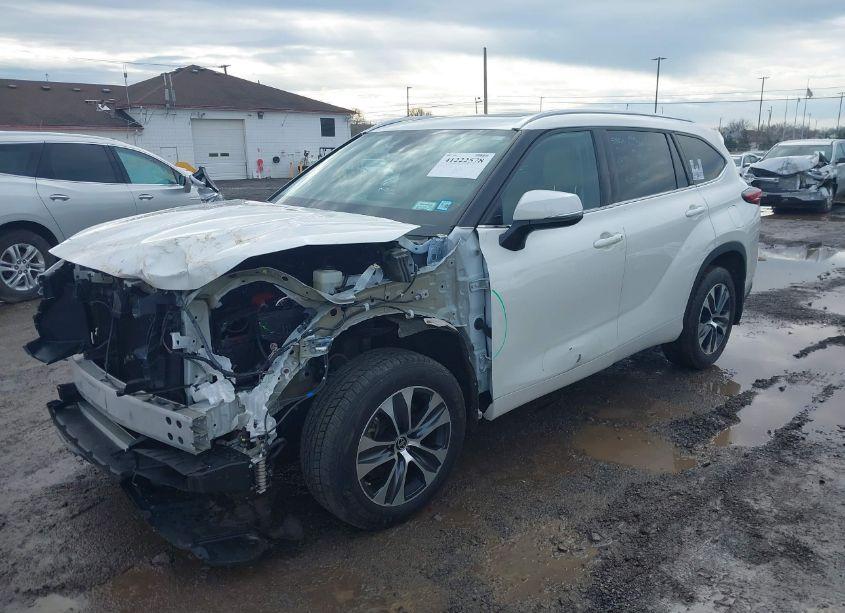 Photo 2 of 2020 Toyota Highlander XLE (VIN 5TDGZRBH4LS503818)