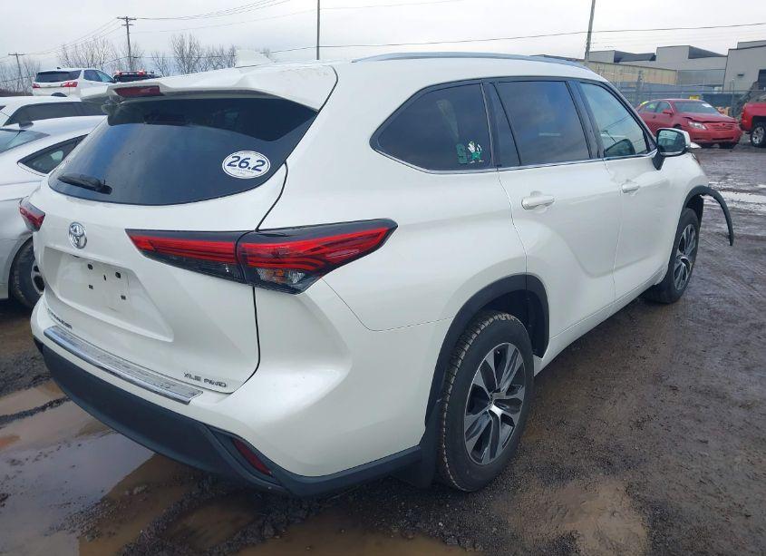 Photo 4 of 2020 Toyota Highlander XLE (VIN 5TDGZRBH4LS503818)