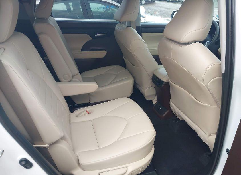 Photo 8 of 2020 Toyota Highlander XLE (VIN 5TDGZRBH4LS503818)