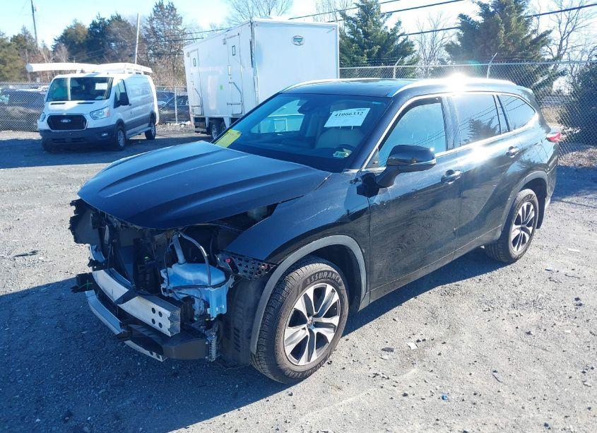 Photo 2 of 2020 Toyota Highlander XLE (VIN 5TDGZRBH4LS508145)