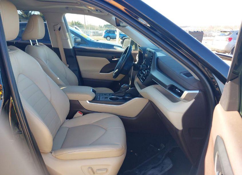 Photo 5 of 2020 Toyota Highlander XLE (VIN 5TDGZRBH4LS508145)