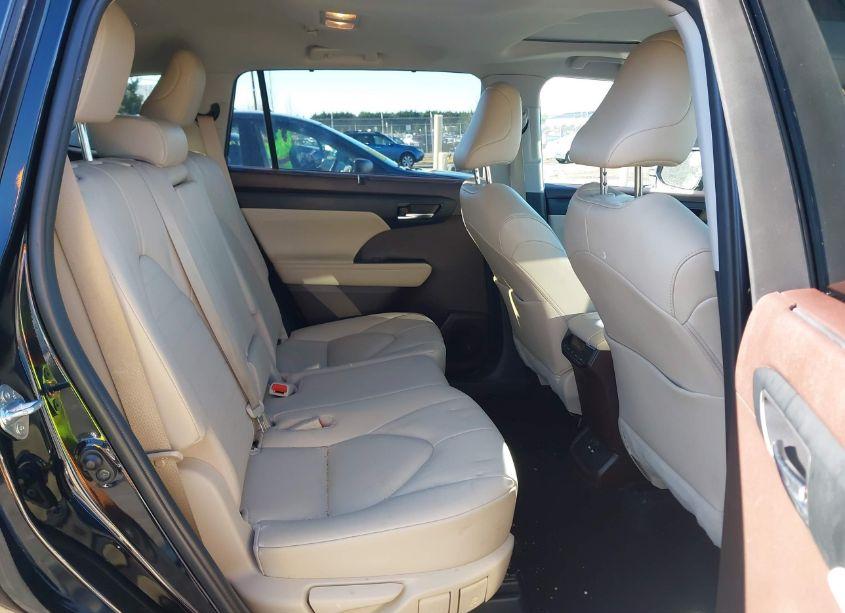Photo 8 of 2020 Toyota Highlander XLE (VIN 5TDGZRBH4LS508145)
