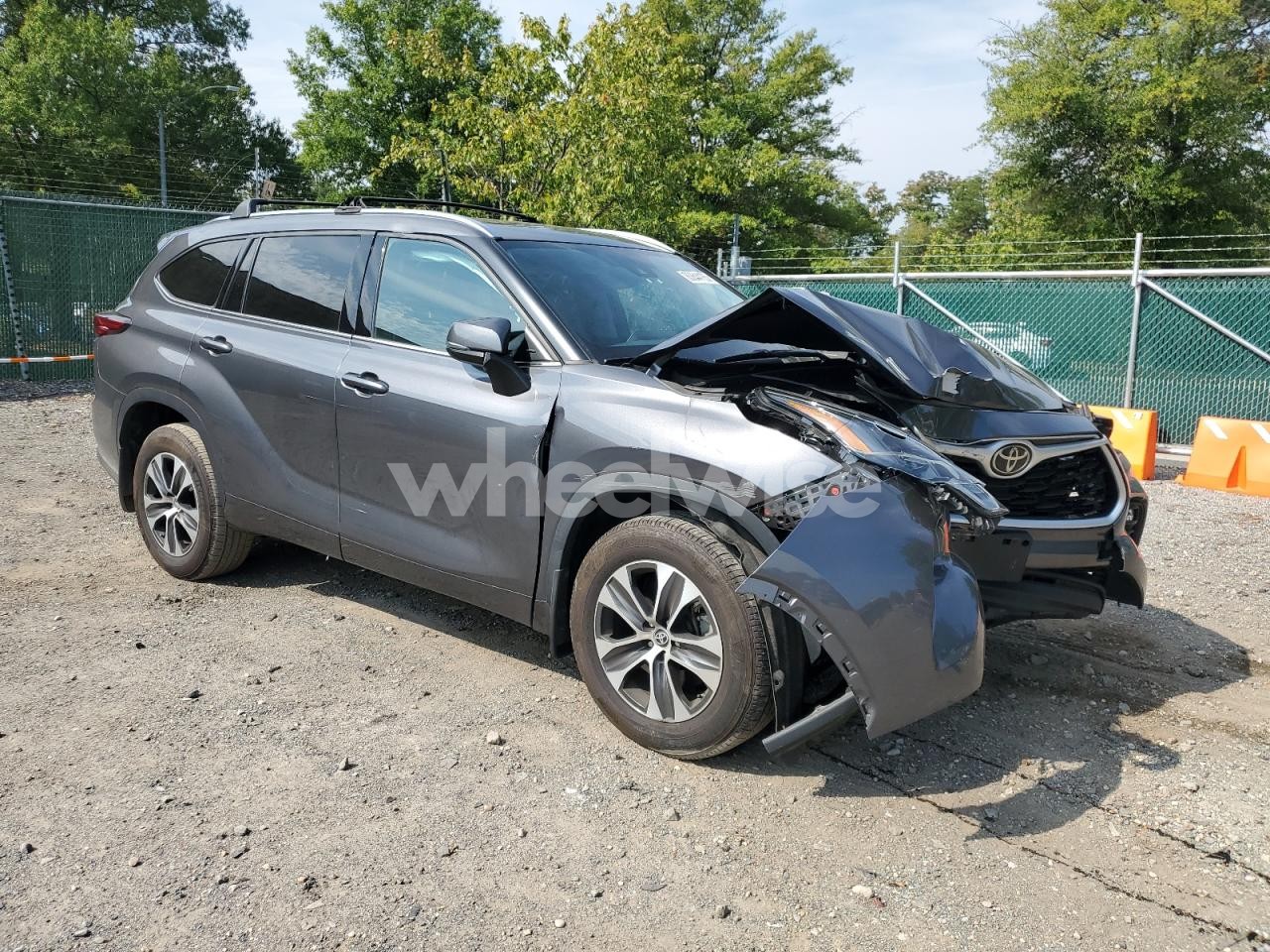 Photo 4 of 2021 TOYOTA HIGHLANDER XLE (VIN 5TDGZRBH4MS067926)