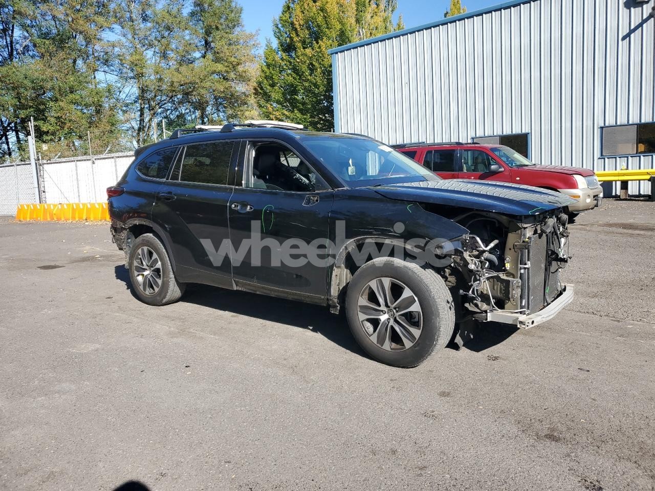 Photo 4 of 2021 TOYOTA HIGHLANDER XLE (VIN 5TDGZRBH4MS073645)