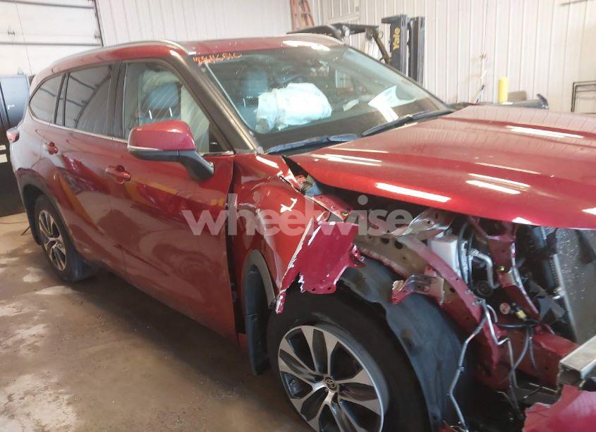 Photo 14 of 2021 Toyota Highlander XLE (VIN 5TDGZRBH4MS107759)