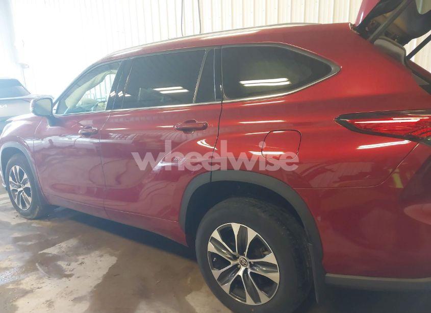 Photo 15 of 2021 Toyota Highlander XLE (VIN 5TDGZRBH4MS107759)