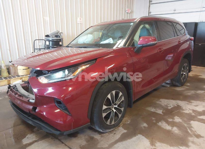 Photo 2 of 2021 Toyota Highlander XLE (VIN 5TDGZRBH4MS107759)