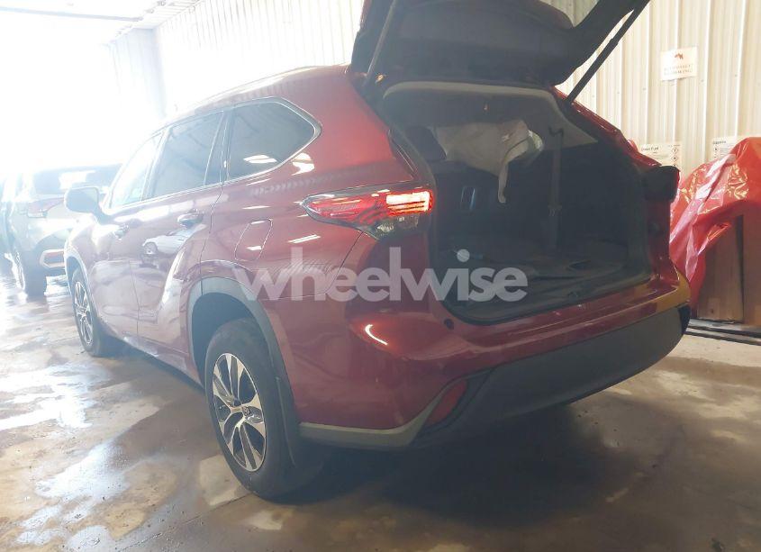 Photo 3 of 2021 Toyota Highlander XLE (VIN 5TDGZRBH4MS107759)