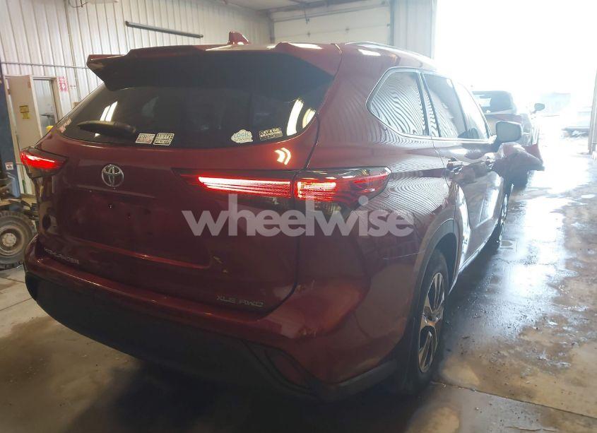 Photo 4 of 2021 Toyota Highlander XLE (VIN 5TDGZRBH4MS107759)