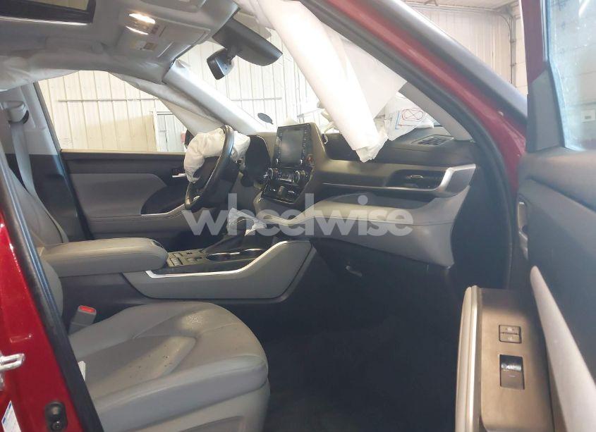 Photo 5 of 2021 Toyota Highlander XLE (VIN 5TDGZRBH4MS107759)