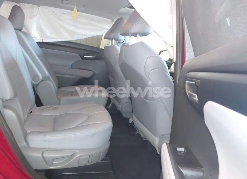 Photo 8 of 2021 Toyota Highlander XLE (VIN 5TDGZRBH4MS107759)