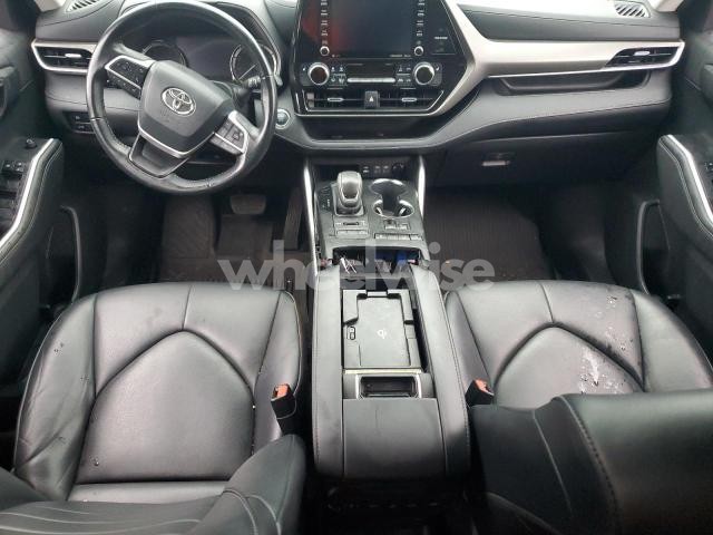 Photo 2 of 2022 TOYOTA HIGHLANDER XLE (VIN 5TDGZRBH4NS181913)