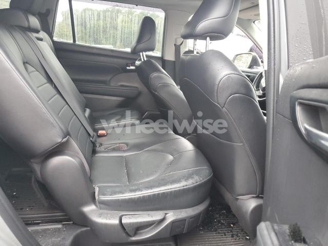 Photo 5 of 2022 TOYOTA HIGHLANDER XLE (VIN 5TDGZRBH4NS181913)