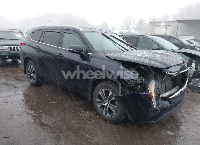 2022 Toyota Highlander XLE (VIN 5TDGZRBH4NS240703) main photo