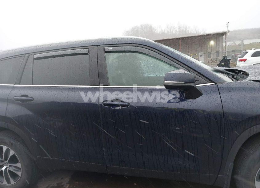 Photo 14 of 2022 Toyota Highlander XLE (VIN 5TDGZRBH4NS240703)