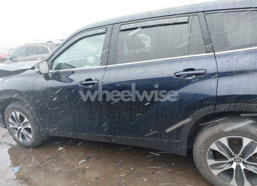 Photo 15 of 2022 Toyota Highlander XLE (VIN 5TDGZRBH4NS240703)