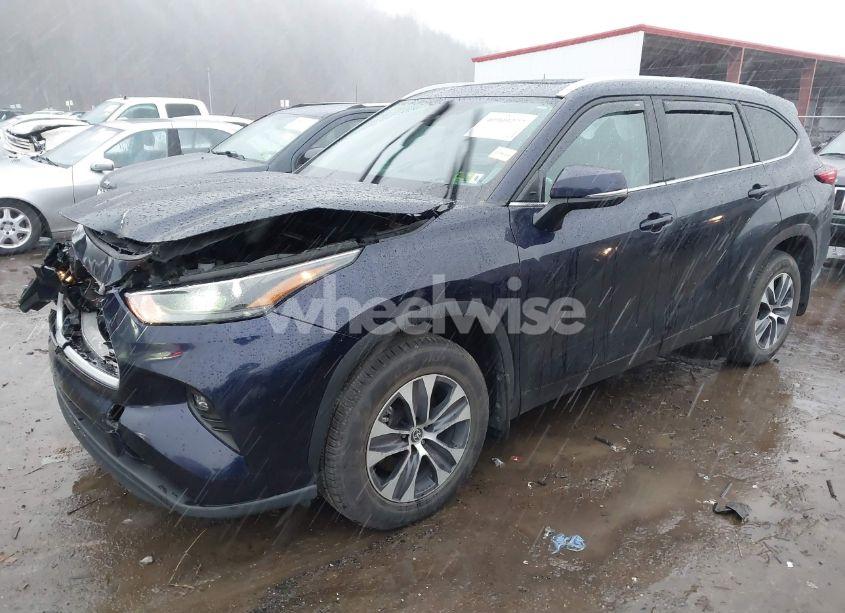 Photo 2 of 2022 Toyota Highlander XLE (VIN 5TDGZRBH4NS240703)
