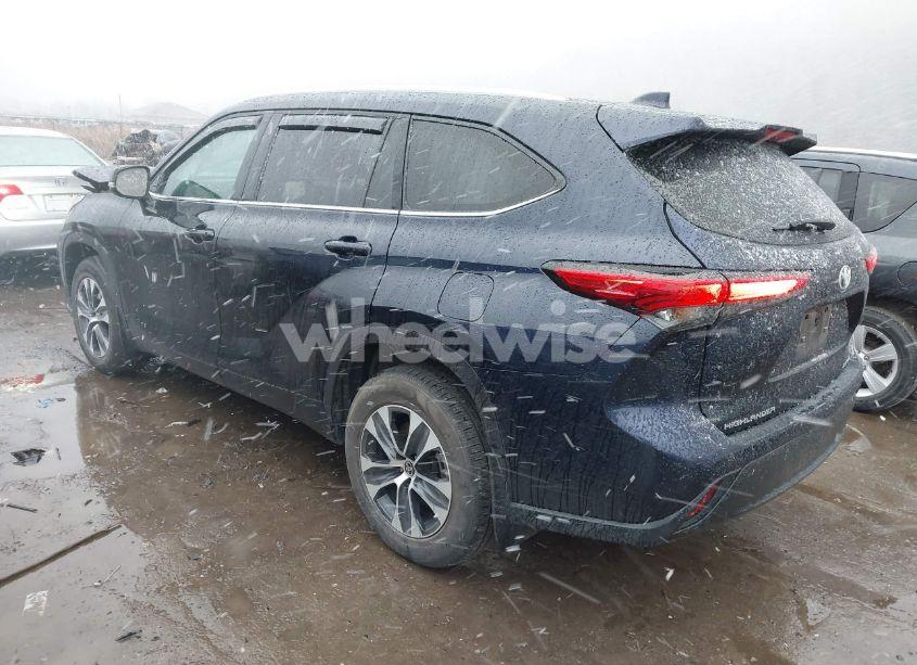 Photo 3 of 2022 Toyota Highlander XLE (VIN 5TDGZRBH4NS240703)