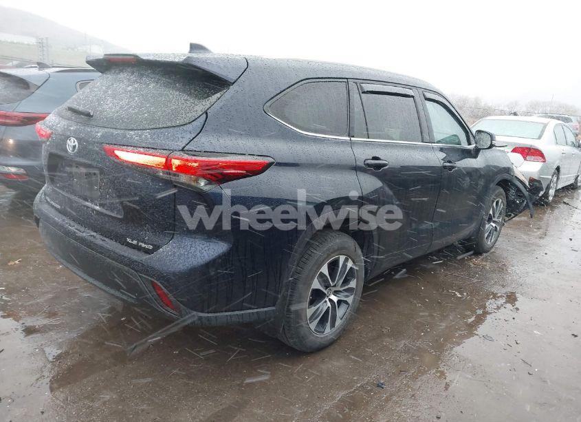 Photo 4 of 2022 Toyota Highlander XLE (VIN 5TDGZRBH4NS240703)