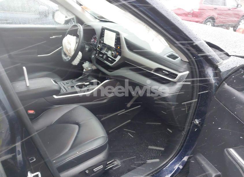 Photo 5 of 2022 Toyota Highlander XLE (VIN 5TDGZRBH4NS240703)