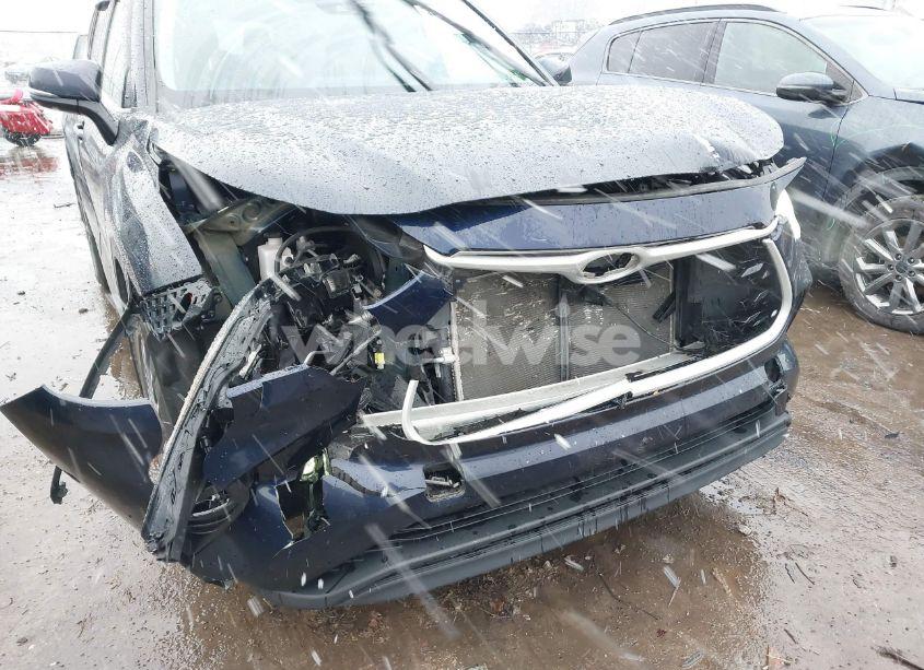 Photo 6 of 2022 Toyota Highlander XLE (VIN 5TDGZRBH4NS240703)