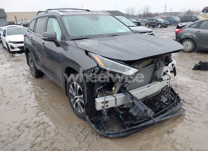 2022 Toyota Highlander XLE (VIN 5TDGZRBH4NS251555) main photo