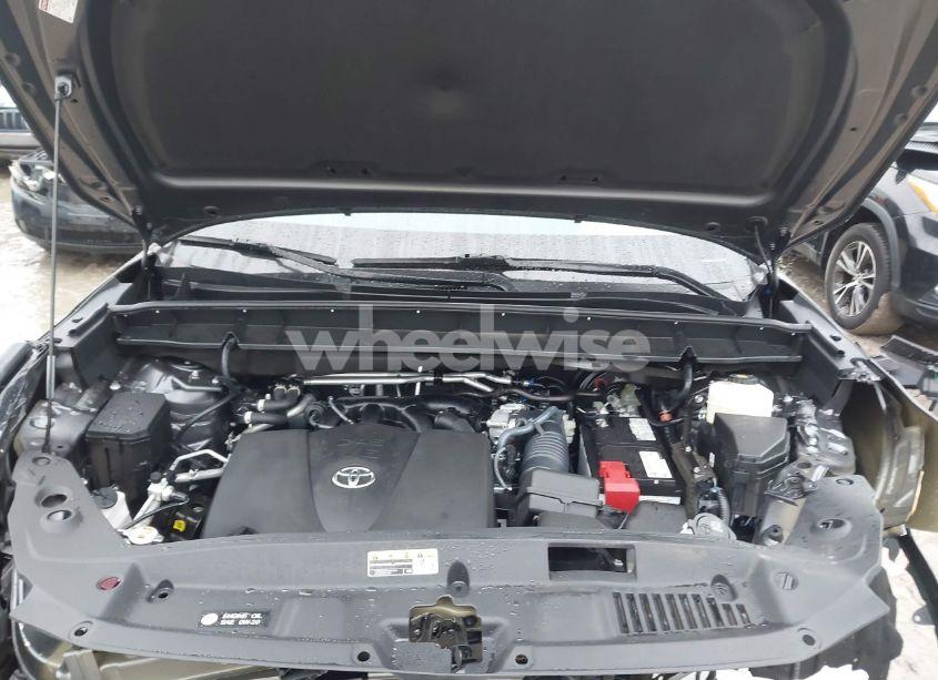 Photo 10 of 2022 Toyota Highlander XLE (VIN 5TDGZRBH4NS251555)
