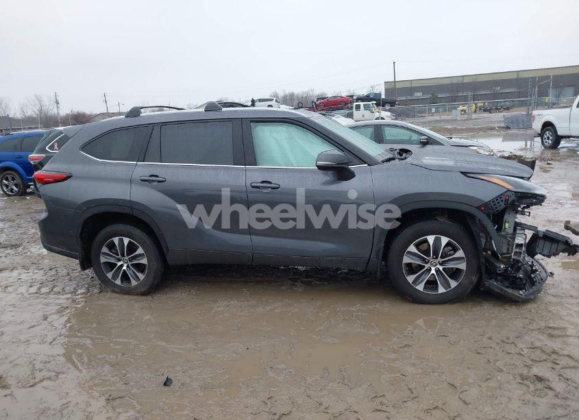 Photo 13 of 2022 Toyota Highlander XLE (VIN 5TDGZRBH4NS251555)