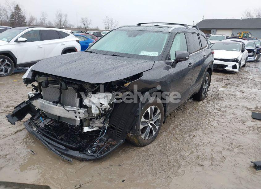 Photo 2 of 2022 Toyota Highlander XLE (VIN 5TDGZRBH4NS251555)