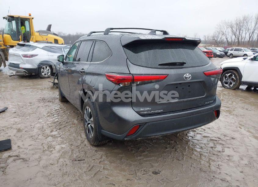 Photo 3 of 2022 Toyota Highlander XLE (VIN 5TDGZRBH4NS251555)