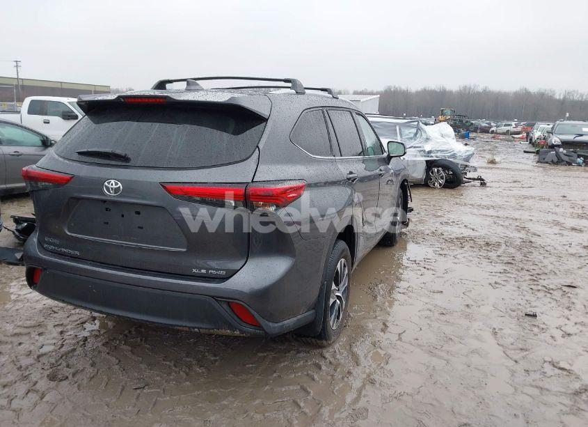 Photo 4 of 2022 Toyota Highlander XLE (VIN 5TDGZRBH4NS251555)