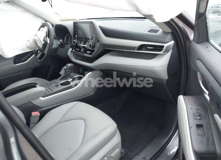 Photo 5 of 2022 Toyota Highlander XLE (VIN 5TDGZRBH4NS251555)