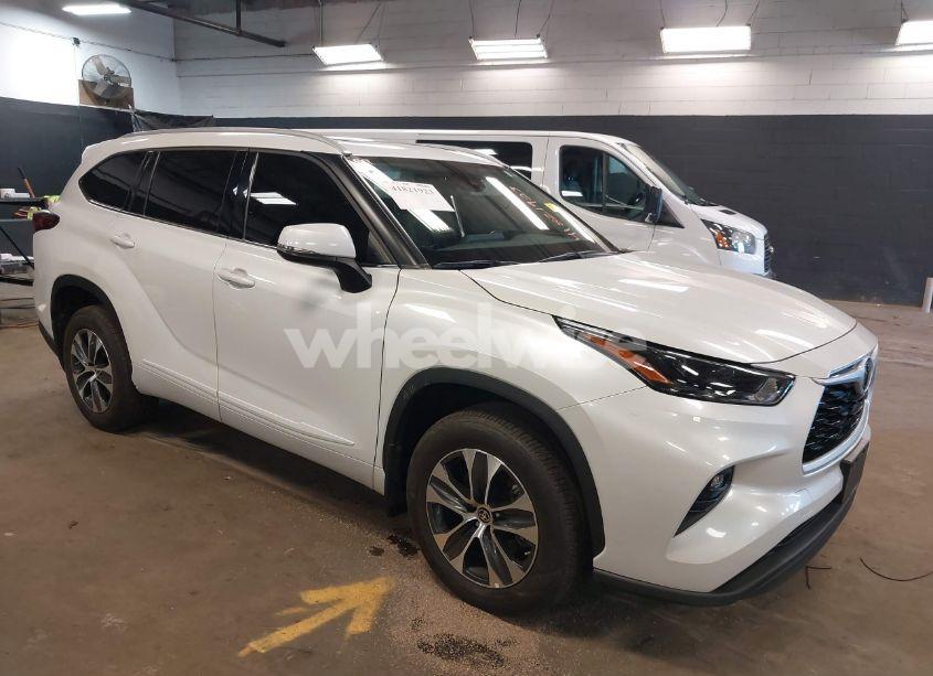 2022 Toyota Highlander XLE (VIN 5TDGZRBH4NS256609) main photo
