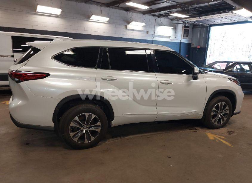 Photo 13 of 2022 Toyota Highlander XLE (VIN 5TDGZRBH4NS256609)