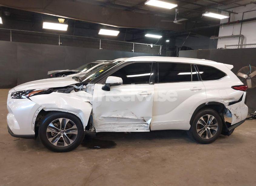 Photo 14 of 2022 Toyota Highlander XLE (VIN 5TDGZRBH4NS256609)