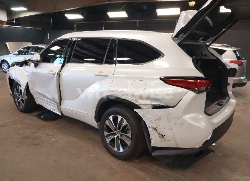 Photo 3 of 2022 Toyota Highlander XLE (VIN 5TDGZRBH4NS256609)